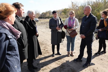 Память жертв политрепрессий, расстрелянных на 6-м км Овидиопольской дороги, почтили в Одессе (фото, видео)