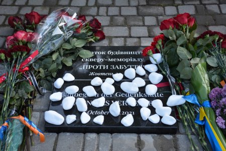 На месте будущего сквера «Против забвения» заложили символический камень и капсулу времени (фото)