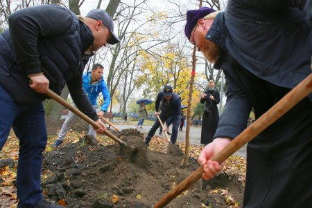 В Одессе стартовала акция «1000 акаций» (фоторепортаж)