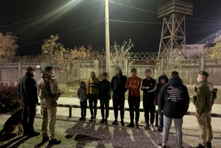 Группа нелегальных мигрантов пряталась в грузовиках, прибывших на пароме из Турции в порт Черноморска: младшему всего 10 лет (фото, видео)