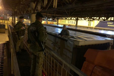 Группа нелегальных мигрантов пряталась в грузовиках, прибывших на пароме из Турции в порт Черноморска: младшему всего 10 лет (фото, видео)