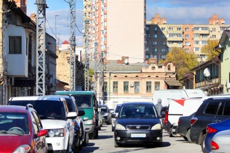 Косвенная: старинные дома, колоритный рынок и «наступающие» высотки (фоторепортаж)