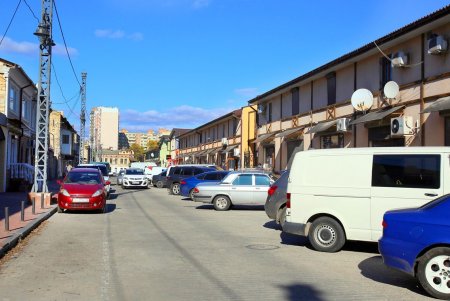 Косвенная: старинные дома, колоритный рынок и «наступающие» высотки (фоторепортаж)