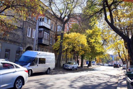 Косвенная: старинные дома, колоритный рынок и «наступающие» высотки (фоторепортаж)