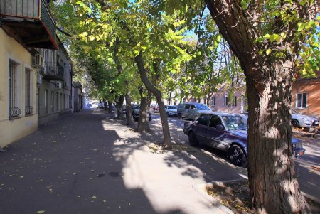 Косвенная: старинные дома, колоритный рынок и «наступающие» высотки (фоторепортаж)