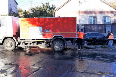 Ежедневно почти 100 коммунальщиков занимаются прочисткой ливневой канализации в городе (фото)