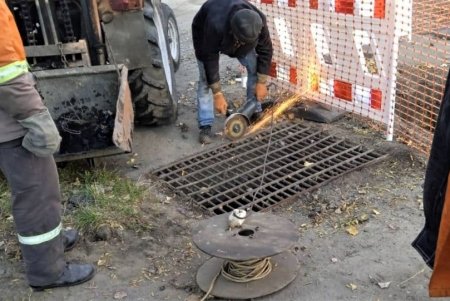 Ежедневно почти 100 коммунальщиков занимаются прочисткой ливневой канализации в городе (фото)