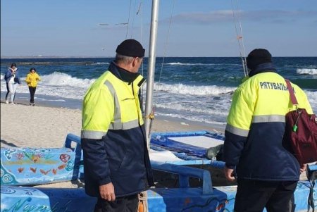 Городские спасатели оказали помощь морским путешественникам, сломанный катамаран которых вынесло на берег пляжа «Ланжерон» (фото)