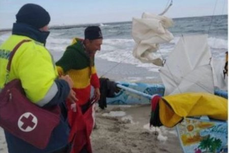 Городские спасатели оказали помощь морским путешественникам, сломанный катамаран которых вынесло на берег пляжа «Ланжерон» (фото)