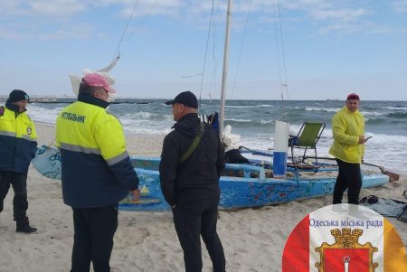 Городские спасатели оказали помощь морским путешественникам, сломанный катамаран которых вынесло на берег пляжа «Ланжерон» (фото)
