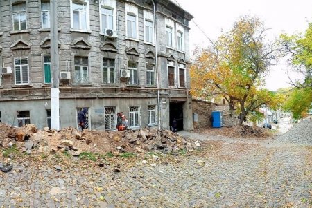 На Градоначальницкой приступили к капитальному ремонту лестницы (фото)