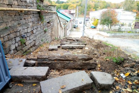 На Градоначальницкой приступили к капитальному ремонту лестницы (фото)