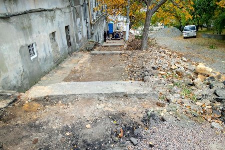 На Градоначальницкой приступили к капитальному ремонту лестницы (фото)