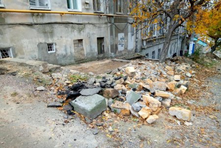 На Градоначальницкой приступили к капитальному ремонту лестницы (фото)