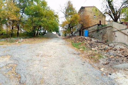 На Градоначальницкой приступили к капитальному ремонту лестницы (фото)
