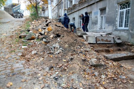 На Градоначальницкой приступили к капитальному ремонту лестницы (фото)