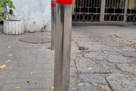 Для безопасности дорожного движения в Одессе обновляют светофоры, меняют лампы, устанавливают знаки, турникеты и антипарковочные столбики (фото)