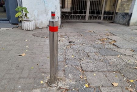 Для безопасности дорожного движения в Одессе обновляют светофоры, меняют лампы, устанавливают знаки, турникеты и антипарковочные столбики (фото)