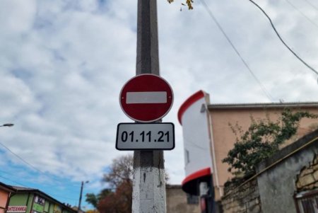 Для безопасности дорожного движения в Одессе обновляют светофоры, меняют лампы, устанавливают знаки, турникеты и антипарковочные столбики (фото)