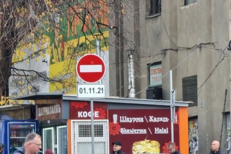 Для безопасности дорожного движения в Одессе обновляют светофоры, меняют лампы, устанавливают знаки, турникеты и антипарковочные столбики (фото)
