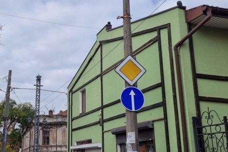 Для безопасности дорожного движения в Одессе обновляют светофоры, меняют лампы, устанавливают знаки, турникеты и антипарковочные столбики (фото)