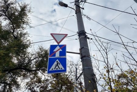 Для безопасности дорожного движения в Одессе обновляют светофоры, меняют лампы, устанавливают знаки, турникеты и антипарковочные столбики (фото)
