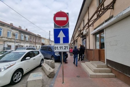 Для безопасности дорожного движения в Одессе обновляют светофоры, меняют лампы, устанавливают знаки, турникеты и антипарковочные столбики (фото)