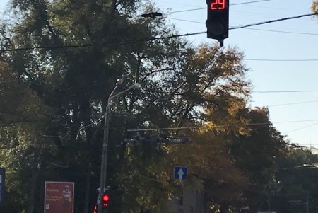 Для безопасности дорожного движения в Одессе обновляют светофоры, меняют лампы, устанавливают знаки, турникеты и антипарковочные столбики (фото)