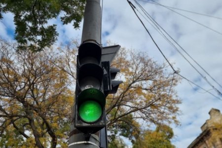 Для безопасности дорожного движения в Одессе обновляют светофоры, меняют лампы, устанавливают знаки, турникеты и антипарковочные столбики (фото)