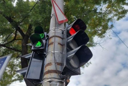 Для безопасности дорожного движения в Одессе обновляют светофоры, меняют лампы, устанавливают знаки, турникеты и антипарковочные столбики (фото)