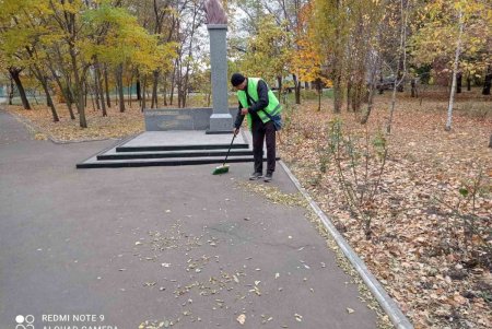 Коммунальщики очистили памятники и территорию бюветов в Малиновском районе (фото)