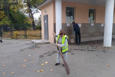 Коммунальщики очистили памятники и территорию бюветов в Малиновском районе (фото)