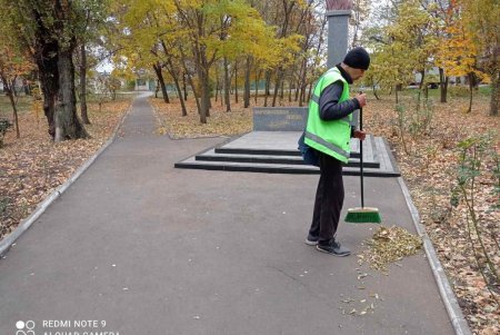 Коммунальщики очистили памятники и территорию бюветов в Малиновском районе (фото)