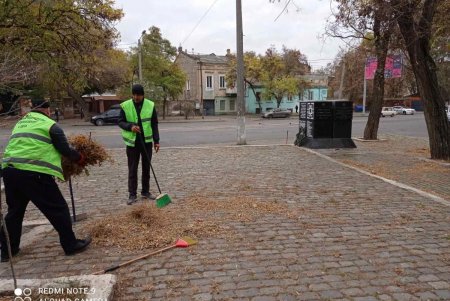 Коммунальщики очистили памятники и территорию бюветов в Малиновском районе (фото)
