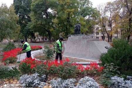 Коммунальщики очистили памятники и территорию бюветов в Малиновском районе (фото)
