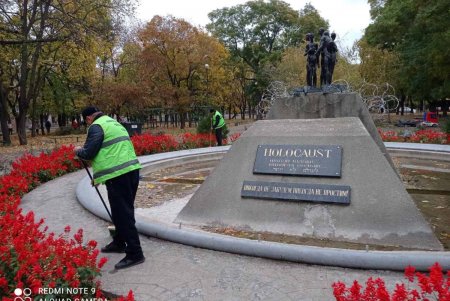 Коммунальщики очистили памятники и территорию бюветов в Малиновском районе (фото)