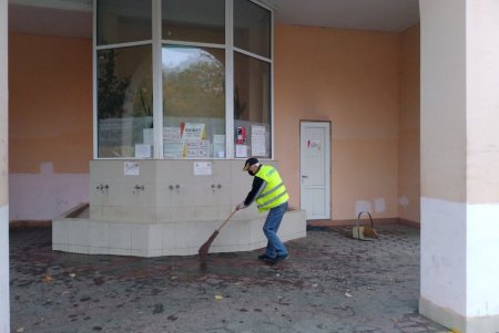 Коммунальщики очистили памятники и территорию бюветов в Малиновском районе (фото)