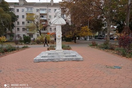 Коммунальщики очистили памятники и территорию бюветов в Малиновском районе (фото)