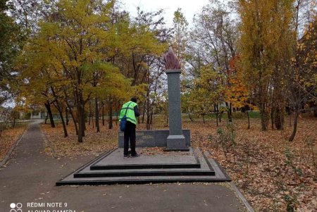 Коммунальщики очистили памятники и территорию бюветов в Малиновском районе (фото)