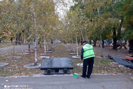 Коммунальщики очистили памятники и территорию бюветов в Малиновском районе (фото)