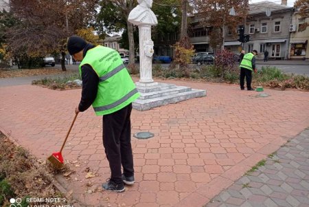 Коммунальщики очистили памятники и территорию бюветов в Малиновском районе (фото)