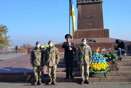 В День освобождения Украины от нацистских оккупантов одесситы возложили цветы к памятнику Неизвестному матросу (фото)