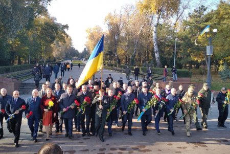 В День освобождения Украины от нацистских оккупантов одесситы возложили цветы к памятнику Неизвестному матросу (фото)
