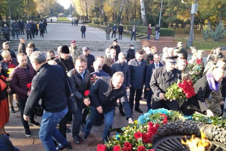 В День освобождения Украины от нацистских оккупантов одесситы возложили цветы к памятнику Неизвестному матросу (фото)