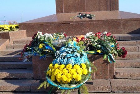 В День освобождения Украины от нацистских оккупантов одесситы возложили цветы к памятнику Неизвестному матросу (фото)