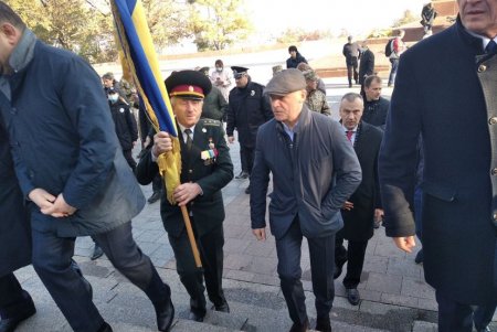 В День освобождения Украины от нацистских оккупантов одесситы возложили цветы к памятнику Неизвестному матросу (фото)