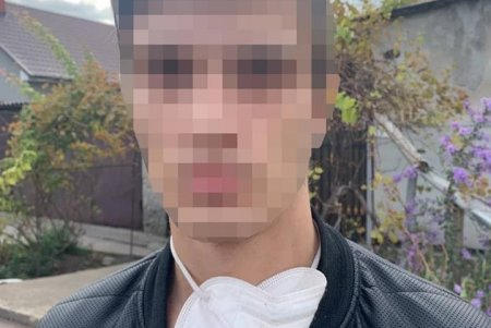 В Киевском районе двое мужчин пытались выбросить свертки с наркотиками при встрече с патрульными (фото)