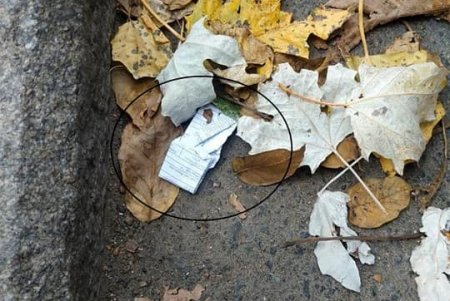 В Киевском районе двое мужчин пытались выбросить свертки с наркотиками при встрече с патрульными (фото)