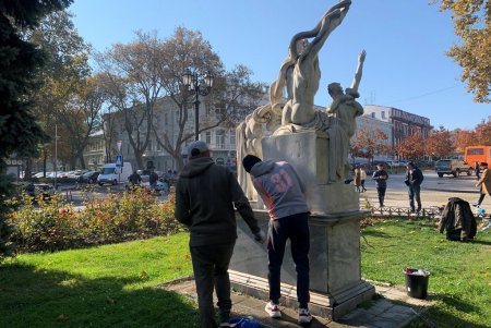 «Дети и лягушка», «Лаокоон», «Эрот и Психея»: проводятся профилактика и текущий ремонт мраморных памятников (видеокомментарий, фото)