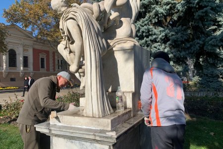 «Дети и лягушка», «Лаокоон», «Эрот и Психея»: проводятся профилактика и текущий ремонт мраморных памятников (видеокомментарий, фото)